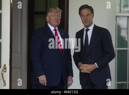 Washington, District of Columbia, USA. 18 Juli, 2019. Präsidenten der Vereinigten Staaten Donald J. Trumpf begrüßt Ministerpräsident der Niederlande Mark Rutte, wie er das Weiße Haus in Washington, DC, USA. Am 18. Juli 2019. Credit: Stefani Reynolds/CNP/ZUMA Draht/Alamy leben Nachrichten Stockfoto