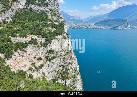 Bike Road bis zu Pregasina mit Restaurant und Bar, Ristorante Ponalealto Ponale Alto Belvedere und den Monte Baldo und eröffnet eine bezaubernde Aussicht auf den Lago di Garda, Gardasee in Stockfoto