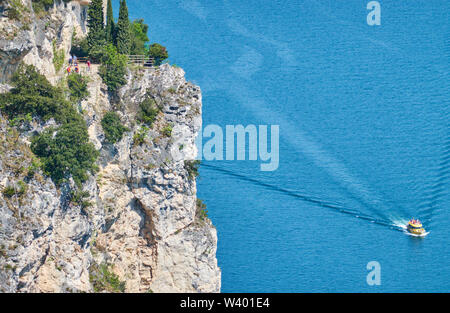 Bike Road bis zu Pregasina und eine touristische Kreuzfahrt motorboat am Lago di Garda, Gardasee, Torbole - Nago, Riva, Trentino, Italien am 17. April 2019. Stockfoto