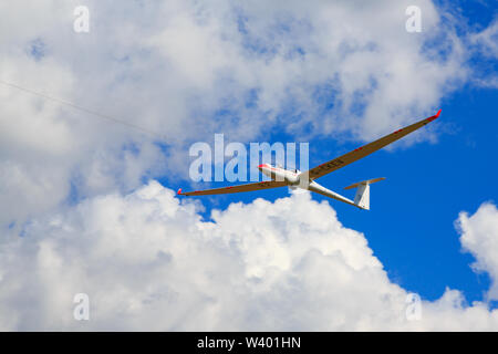 Schempp-Hirth Duo discus glider Segelflugzeug auf aerotow. Stockfoto