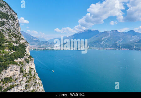 Bike Road bis zu Pregasina mit Monte Brione Berg am Lago di Garda, Gardasee, Torbole - Nago, Riva, Trentino, Italien am 17. April 2019. © Pet Stockfoto