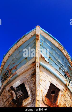 Griechisch-zypriotische Kaique, altes Fischerboot mit abblätternder abgenutzter Farbe. Hafen von Polis, Latchi, Zypern Stockfoto