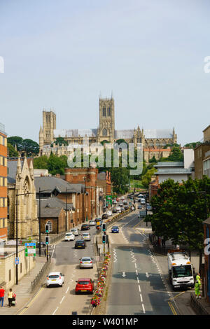 Mit Blick auf die Kathedrale Broadgate. Lincoln, Lincolnshire, England. Juli 2019 Stockfoto