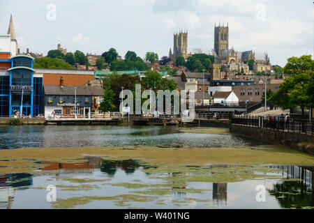 Brayford Pool mit dem Kino Odeon und die Kathedrale. Lincoln, Lincolnshire, England. Juli 2019 Stockfoto