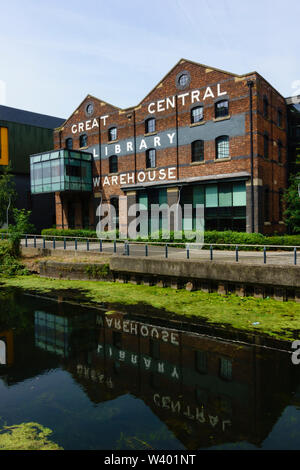 Der Lincoln Universität große zentrale Bibliothek Lager auf dem Fluss Witham, Lincoln, Lincolnshire, England. Juli 2019 Stockfoto