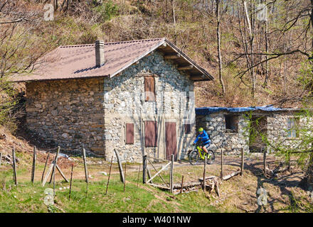 Bike Road bis zu Pregasina und Aussichtspunkt Punta Larici am Lago di Garda, Gardasee, Torbole - Nago, Riva, Trentino, Italien am 17. April 201 Stockfoto