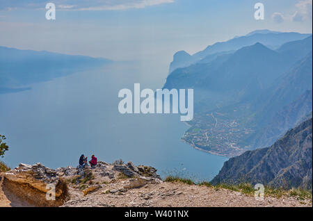 Bike Road bis zu Pregasina und Aussichtspunkt Punta Larici am Lago di Garda, Gardasee, Torbole - Nago, Riva, Trentino, Italien am 17. April 201 Stockfoto