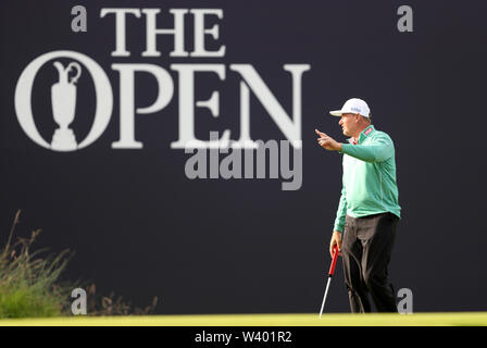 Südafrika Ernie Els am 18. Tag eines der Open Championship 2019 im Royal Portrush Golf Club. Stockfoto