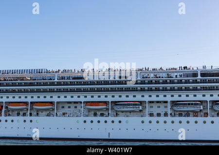 Nahaufnahme von einem Querschnitt von einem der vielen Kreuzfahrtschiffe ankommen in Venedig auf einer täglichen Basis, die eine große Anzahl von Touristen Stockfoto