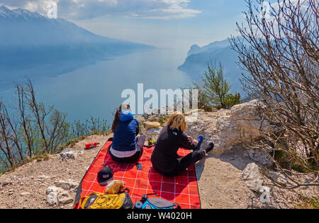 Bike Road bis zu Pregasina und Aussichtspunkt Punta Larici am Lago di Garda, Gardasee, Torbole - Nago, Riva, Trentino, Italien am 17. April 201 Stockfoto