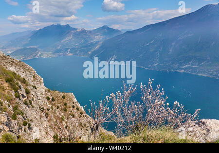 Bike Road bis zu Pregasina und Aussichtspunkt Punta Larici am Lago di Garda, Gardasee, Torbole - Nago, Riva, Trentino, Italien am 17. April 201 Stockfoto