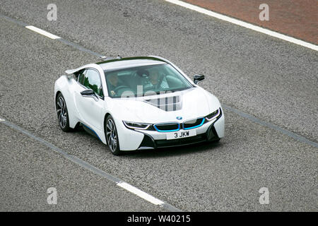 2018 BMW I8 Plug-in-Hybrid Sportwagen; Großbritannien Verkehr, Transport, moderne, Limousinen, Süd - auf die 3 spurige Autobahn M6 Autobahn gebunden. Stockfoto