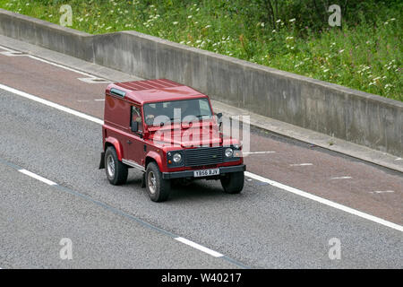 2007 Red Land Rover Defender 90 County TD5; UK Vehicular Traffic, Transport, modern, Salonwagen, südwärts auf der 3-spurigen Autobahn M6. Stockfoto