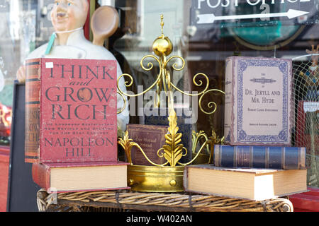 Denken und Reich werden, Napoleon Hill Buch und Dr. Jekyll und Hyde Buch auf einem Jahrgang in Notting Hill London Abschaltdruck Stockfoto