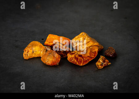 Bernstein Bernstein Sammlung von schönen Stücke in verschiedenen Farbtönen gelb orange braun Gold und Kupfer Stockfoto