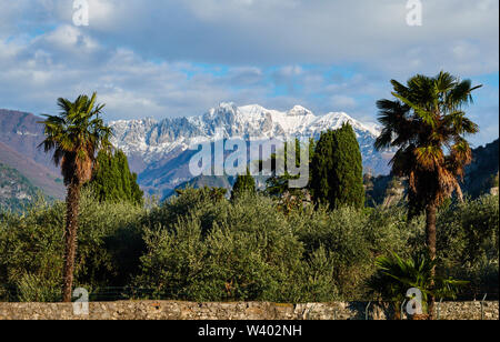 Snowy Mountains von North Beach gesehen auf Sonnenaufgang am Lago di Garda, Gardasee, Torbole - Nago, Riva, Trentino, Italien am 15. April 2019. © Peter Sch Stockfoto