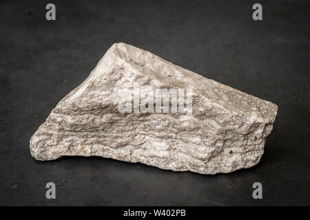 Graue und weisse Mineral anhydrit Edelstein Stockfoto