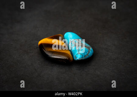 Flache Tiger Eye und schönen blauen Sodalit Edelstein Luxus Schmuck Stockfoto