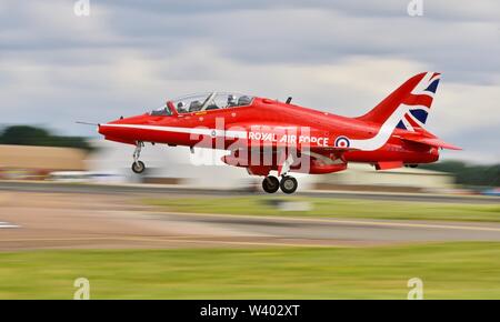 Royal Air Force Hawk T1 einen der roten Pfeile Landung an RAF Fairford für das Royal International Air Tattoo 2019 Stockfoto