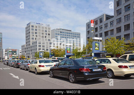 Mannheim, Deutschland - Juli 2019: Viele Taxi Autos in verschiedenen Farben parken und Warten auf Fahrgäste vor Hauptbahnhof Mannheim Stockfoto