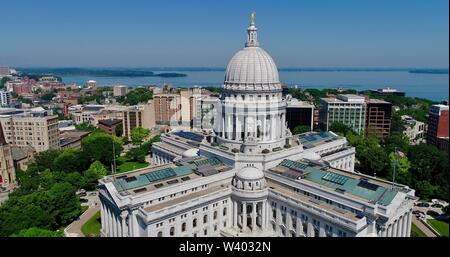 Spektakulär, Luftaufnahme von Wisconsin State Capitol Gebäude und das Grundstück um Capitol Square in sonniger, klarer Morgen, Madison, Wisconsin, USA Stockfoto