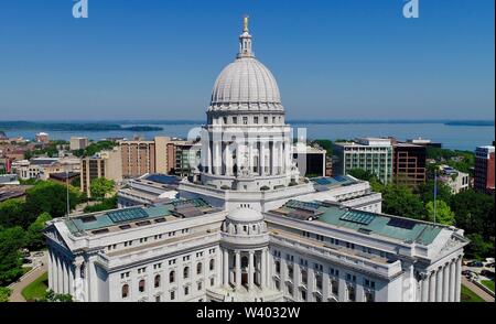 Spektakulär, Luftaufnahme von Wisconsin State Capitol Gebäude und das Grundstück um Capitol Square in sonniger, klarer Morgen, Madison, Wisconsin, USA Stockfoto