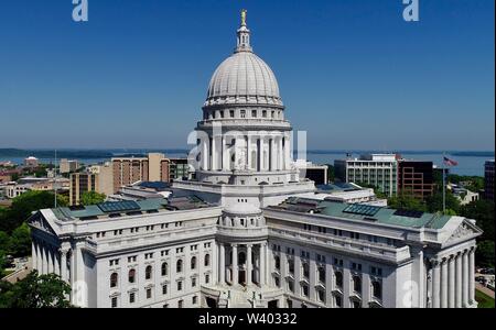 Spektakulär, Luftaufnahme von Wisconsin State Capitol Gebäude und das Grundstück um Capitol Square in sonniger, klarer Morgen, Madison, Wisconsin, USA Stockfoto