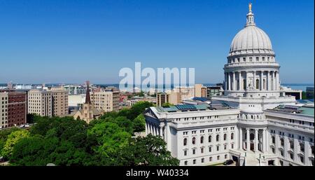 Spektakulär, Luftaufnahme von Wisconsin State Capitol Gebäude und das Grundstück um Capitol Square in sonniger, klarer Morgen, Madison, Wisconsin, USA Stockfoto