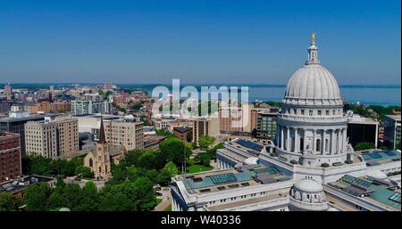 Spektakulär, Luftaufnahme von Wisconsin State Capitol Gebäude und das Grundstück um Capitol Square in sonniger, klarer Morgen, Madison, Wisconsin, USA Stockfoto