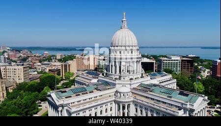 Spektakulär, Luftaufnahme von Wisconsin State Capitol Gebäude und das Grundstück um Capitol Square in sonniger, klarer Morgen, Madison, Wisconsin, USA Stockfoto