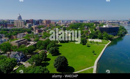 Spektakulär, Luftaufnahme von Wisconsin State Capitol Gebäude und das Grundstück um Capitol Square in sonniger, klarer Morgen, Madison, Wisconsin, USA Stockfoto