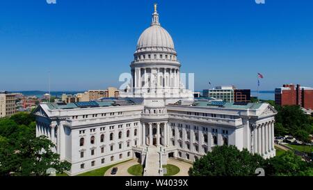 Spektakulär, Luftaufnahme von Wisconsin State Capitol Gebäude und das Grundstück um Capitol Square in sonniger, klarer Morgen, Madison, Wisconsin, USA Stockfoto