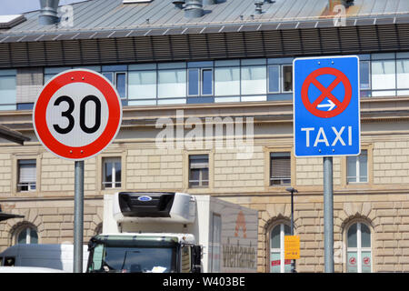 Mannheim, Deutschland - Juli 2019: 30kmh Höchstgeschwindigkeit Schild und Ende der Taxistand parken Schild neben jedem Stockfoto