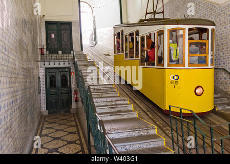 Talstation der Ascensor da Bica, die historische Standseilbahn Rua de Sao Paulo mit Calcada Do Combro in Lissabon, Portugal Stockfoto