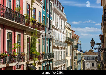 Farbenfrohe Gebäude im Viertel Santa Catarina in Lissabon, Portugal Stockfoto
