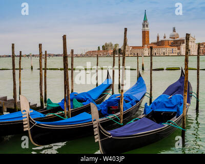 Reihe der Gondeln auf die Lagune vor der Insel San Giorgio Maggiore, Venedig, Italien günstig Stockfoto