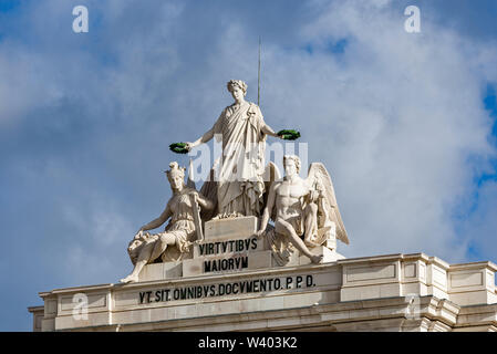 Statuen an der Spitze von Arco da Rua Augusta repräsentieren Herrlichkeit belohnt Mut und Genius und sind Teil der portugiesischen Wappen in Lissabon, Portugal. Stockfoto