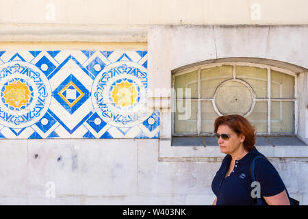 Schließen Sie sich an traditionellen portugiesischen Keramikfliesen ( Azulejos) an der Fassade eines Hauses in Lissabon Portugal Stockfoto