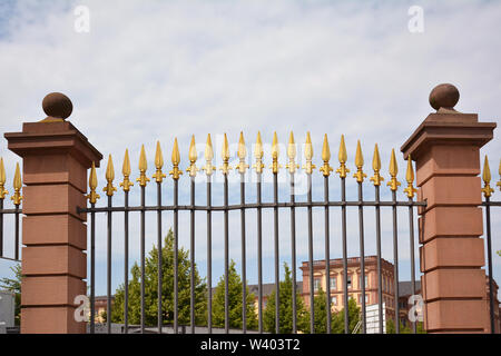 Mannheim, Deutschland - Juli 2019: Gates mit goldenen Spitzen der Mannheimer Barockschloss Stockfoto