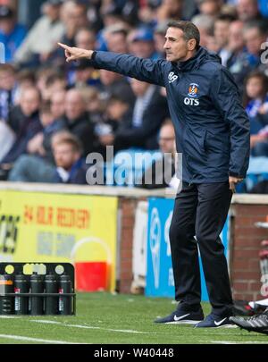 Kilmarnock manager Angelo Alessio Gesten auf dem Fußballplatz während der UEFA Europa League erste Qualifikationsrunde zweite Bein Spiel im Rugby Park, Kilmarnock. Stockfoto