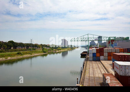 Mannheim, Deutschland - Juli 2019: Blick auf Industrial Container Terminal und Kisten am Binnenhafen am Neckar namens alzkai" in Mannheim. Stockfoto