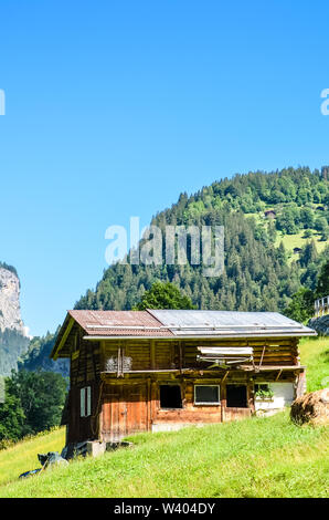 Amazing Mountain Chalet in der Nähe von Lauterbrunnen in den Schweizer Alpen. Atemberaubenden alpinen Landschaft in der Sommersaison. Sonnigen Tag, grüne Hügel. Hütte in der Schweiz. Schweizer Alpen. Stockfoto