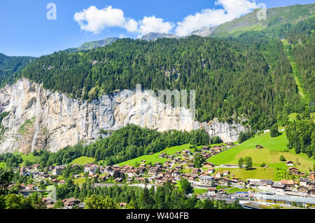 Herrliche Aussicht auf den malerischen Schweizer Dorf Lauterbrunnen im Sommer von oben. Berühmte Staubbachfall. Schweizer Alpen. Schweiz Landschaft. Schöne Stadtbild. Alpine. Stockfoto