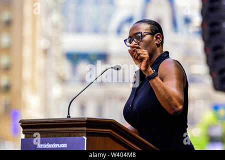 Philadelphia, Pennsylvania/USA. Demokratische US-Senator Nina Turner spricht in Philadelphia Adressen Hunderte an einer Kundgebung vor der Hahnemann University Hospital. Juli 15, 2019. Foto: Chris Baker gleicht. Stockfoto