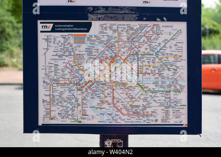 Mannheim, Deutschland - Juli 2019: Karte für alle Bus- und Straßenbahnlinien in den Städten Mannheim und Ludwigshafen Stockfoto