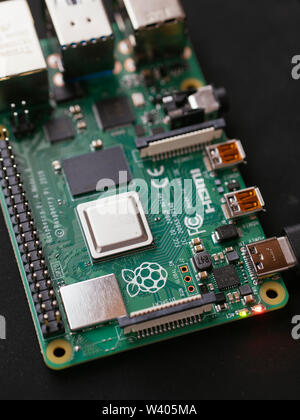 Raspberry Pi4-Modell B Single-board Computer (4 GB RAM) auf einem schwarzen antistatischen Matte. Stockfoto