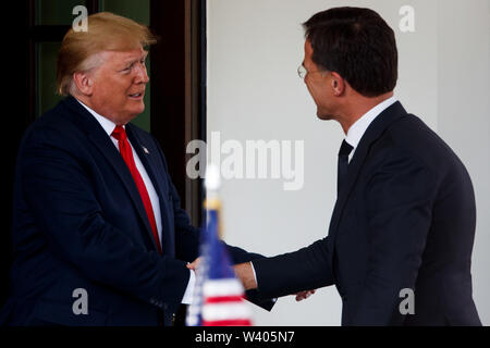 Washington, USA. 18 Juli, 2019. Us-Präsident Donald Trump (L) begrüßt den niederländischen Ministerpräsidenten Mark Rutte im Weißen Haus in Washington, DC, USA, am 18. Juli 2019. Credit: Ting Shen/Xinhua/Alamy leben Nachrichten Stockfoto