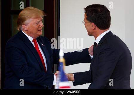 Washington, USA. 18 Juli, 2019. Us-Präsident Donald Trump (L) begrüßt den niederländischen Ministerpräsidenten Mark Rutte im Weißen Haus in Washington, DC, USA, am 18. Juli 2019. Credit: Ting Shen/Xinhua/Alamy leben Nachrichten Stockfoto