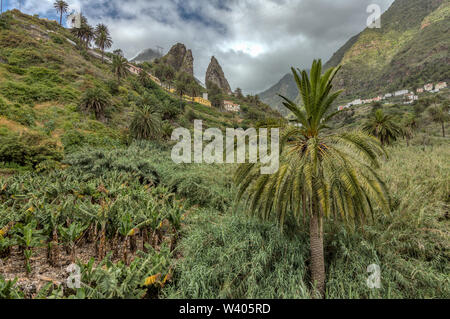 San Pedro-vulkanischen Felsen/Bergen, natürliche Wahrzeichen von La Hermigua auf La Gomera. Sonnigen Tag - typisch ländlichen Gegend, Bananenplantagen, Obstgärten Stockfoto