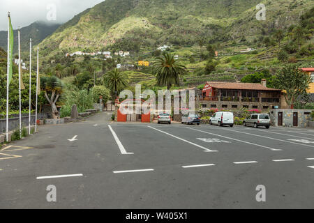 Hermigua, La Gomera, Spanien - 26. Mai 2019: Natürliche Landmarke auf sonnigen Tag - typisch ländlichen Gegend, Bananenplantagen, Obstgärten und Weinberge im Valle Stockfoto